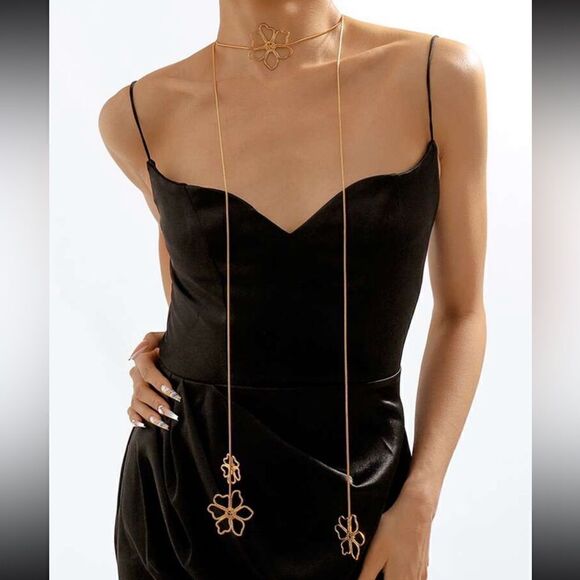 Zara Jewelry - Gold flower necklace S217